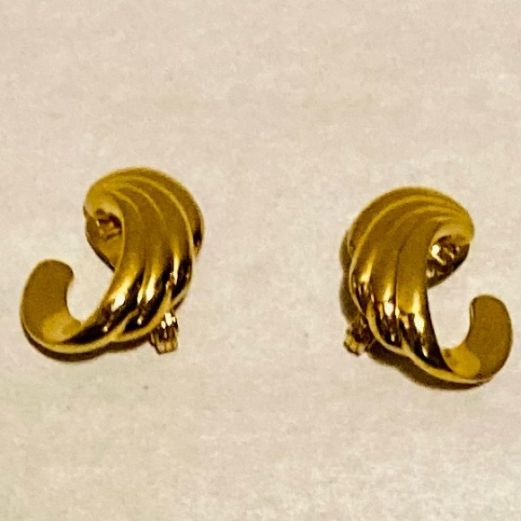 MONET CLIP ON STUD GOLD TONE EARRINGS EXCELLENT CONDITION - Picture 3 of 4